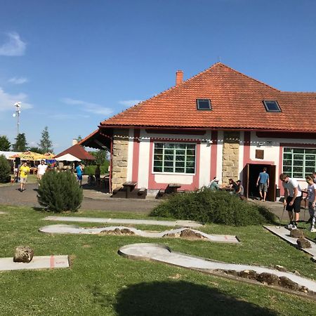 ホテル Famozclub Bakov nad Jizerou エクステリア 写真