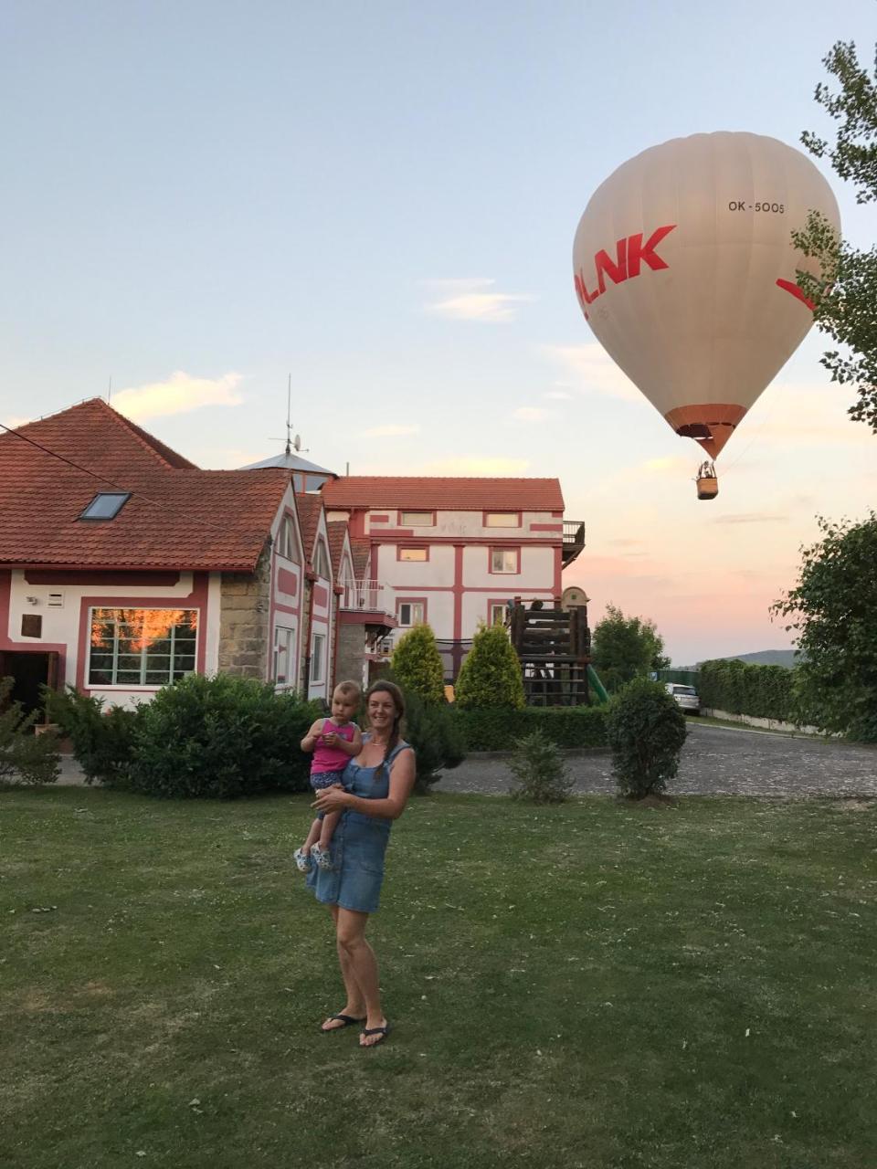 ホテル Famozclub Bakov nad Jizerou エクステリア 写真