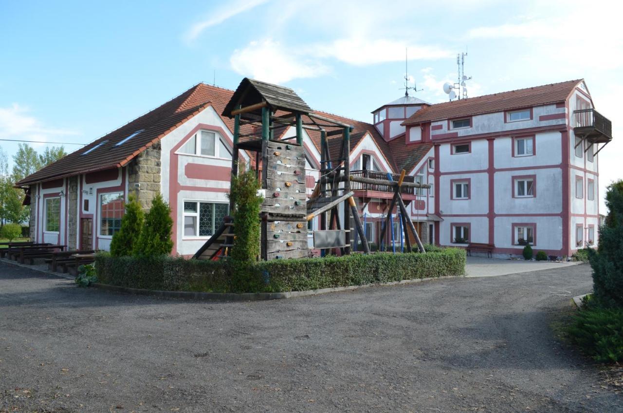 ホテル Famozclub Bakov nad Jizerou エクステリア 写真